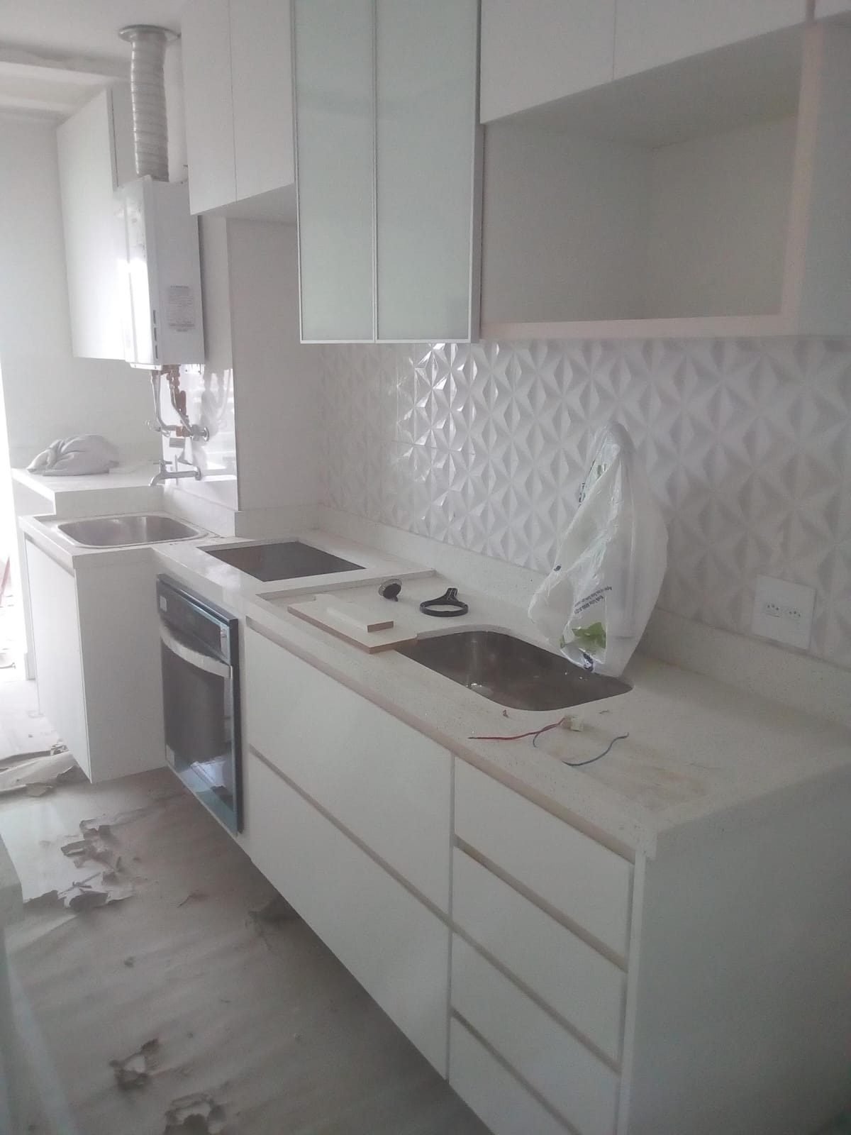 Cozinha branca com bancada em L