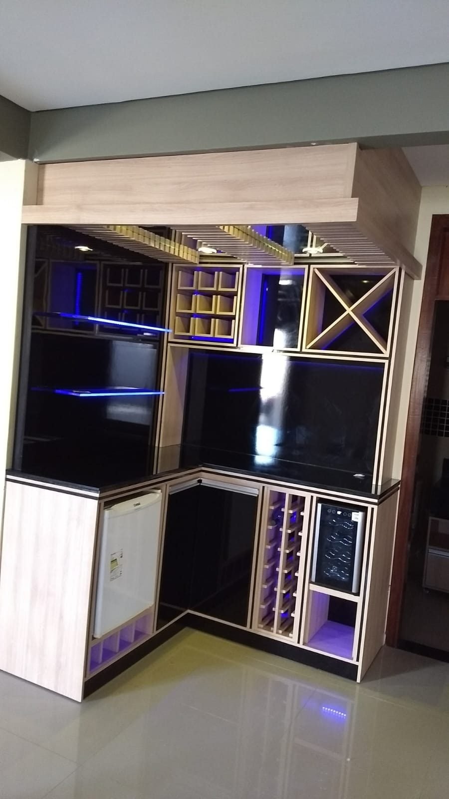 Home bar em laca preta com LED