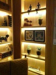 Estante de nichos com iluminação embutida