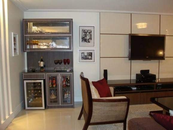 Sala com adega e painel de TV