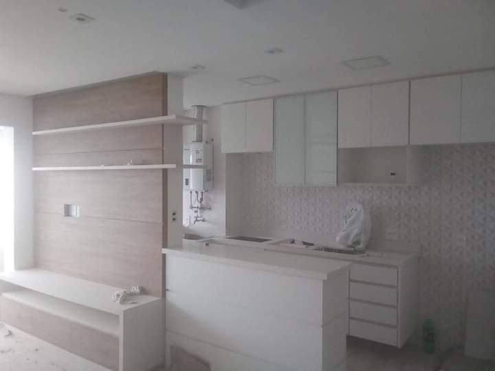 Área de serviço e cozinha em acabamento claro